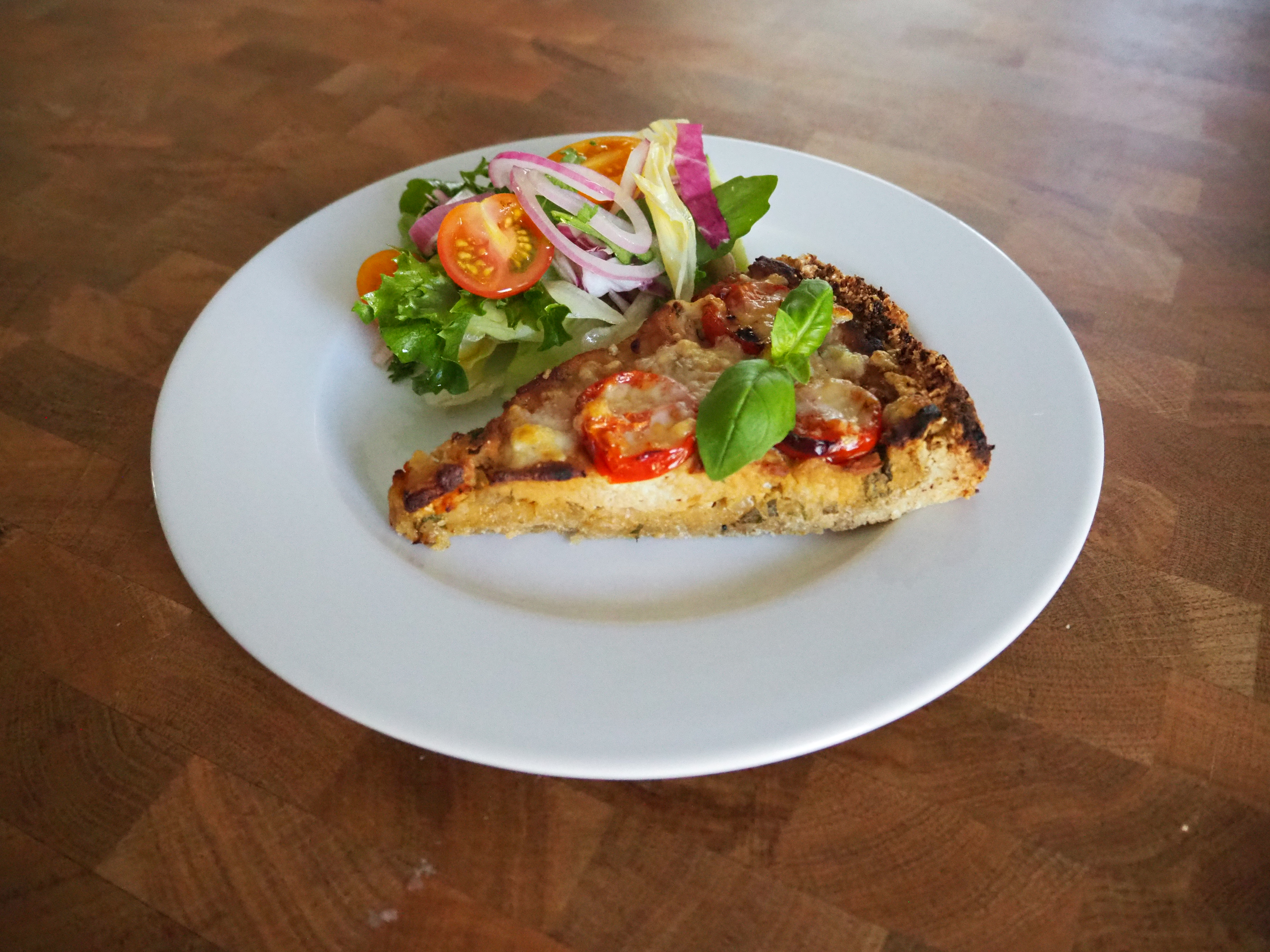 Tofu-tomaattipiirakka, salaatinkera (VE,G,M)